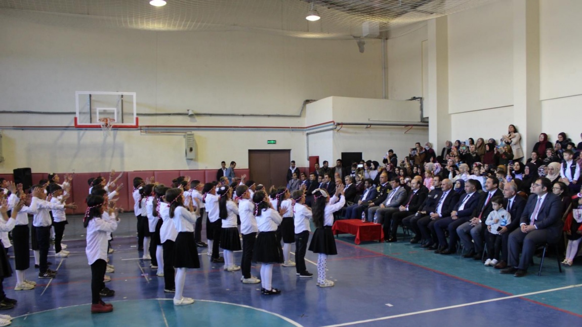 29 Ekim Cumhuriyet Bayramı Kutlamaları okulumuz spor salonunda gerçekleştirildi.