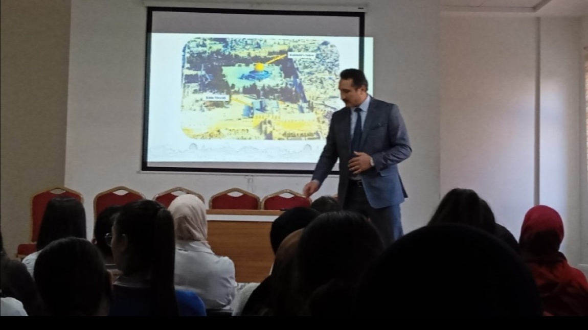 İlçe Müftümüz Sayın Bakan DURDUN  okulumuzda Kudüs konulu seminer düzenledi. Kendisine sunumlarından dolayı teşekkür ederiz.