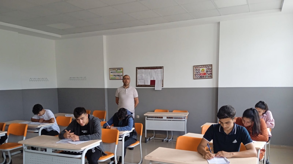 Türkçe, matematik, coğrafya, tarih, din kültürü derslerinde DYK kursları başladı. Tüm hızıyla eğitimler devam ediyor. Öğrencilerimize başarılar dileriz.