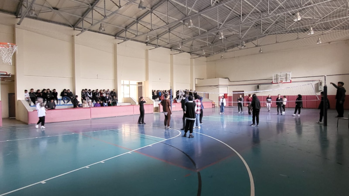 Cumhuriyetimizin 100. Yılı etkinlikleri kapsamında okulumuzda sınıflar arası voleybol turnuvası düzenlendi. Emeği geçen herkese teşekkür ederiz.